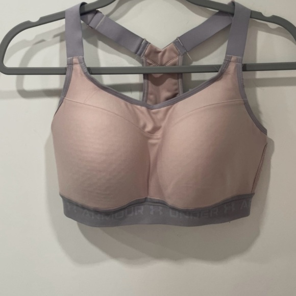 Under Armour sports bra size 
•high support
•adjustable comfortable straps - Picture 4 of 6